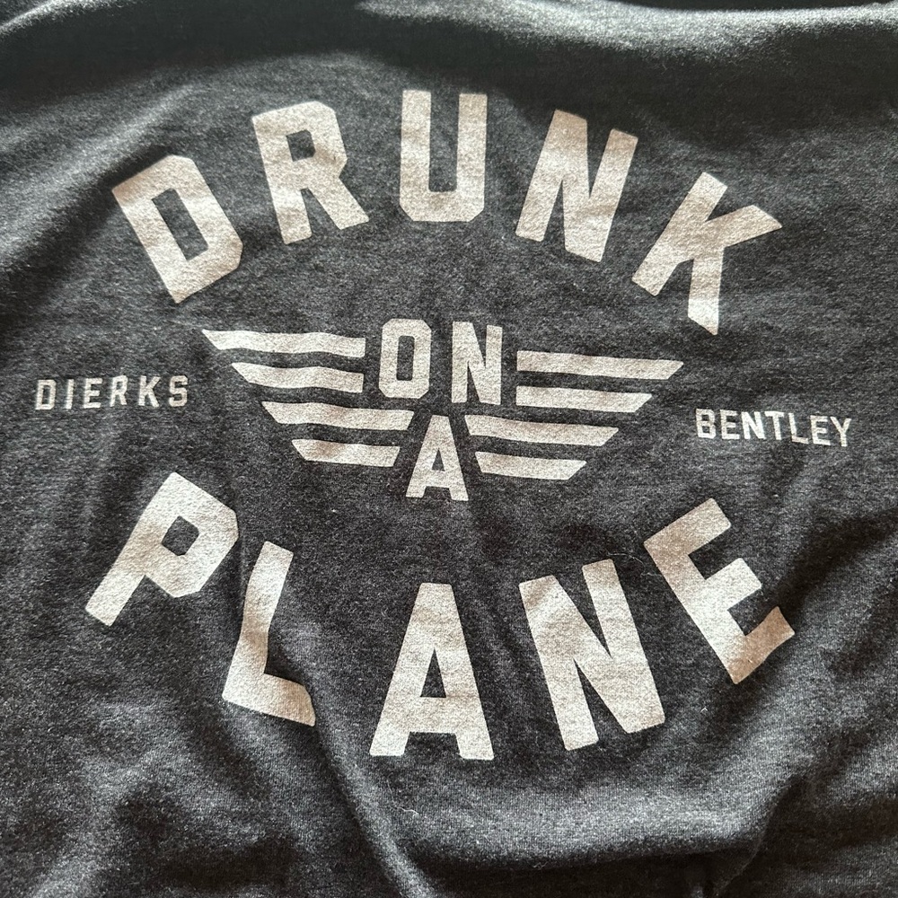 Dierks Bentley Drunk on a plane tee. Sz Small. Just in time for concert season!